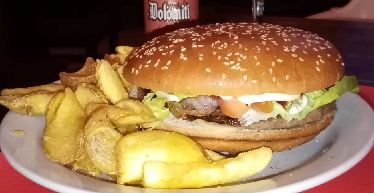 Hamburger e patate — Texas Bar Brenta, fotografia VareseNews