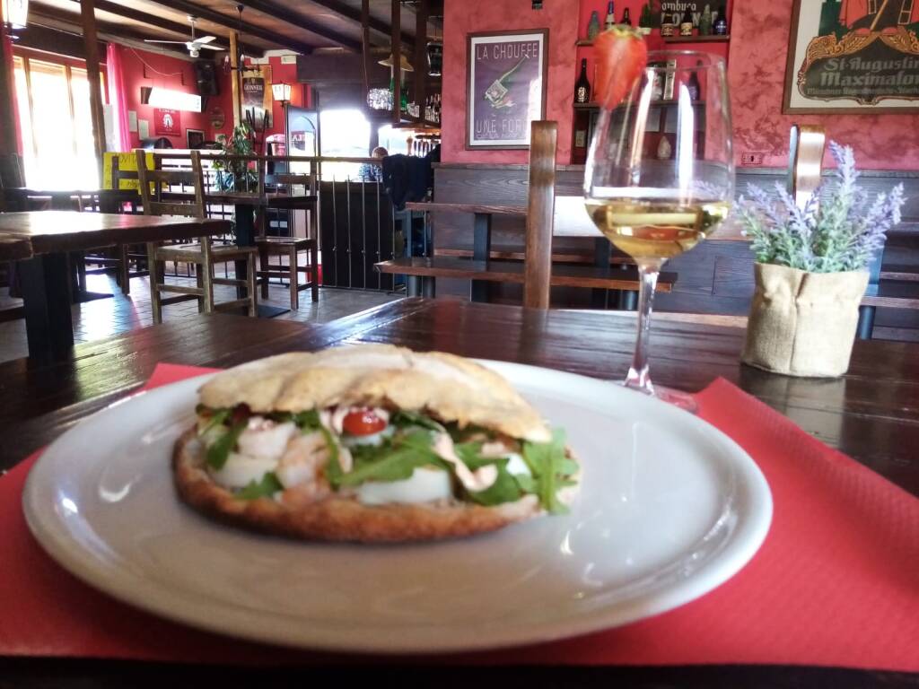 Un panino servito al Texas Bar. Fotografia illustrativa della proposta del locale