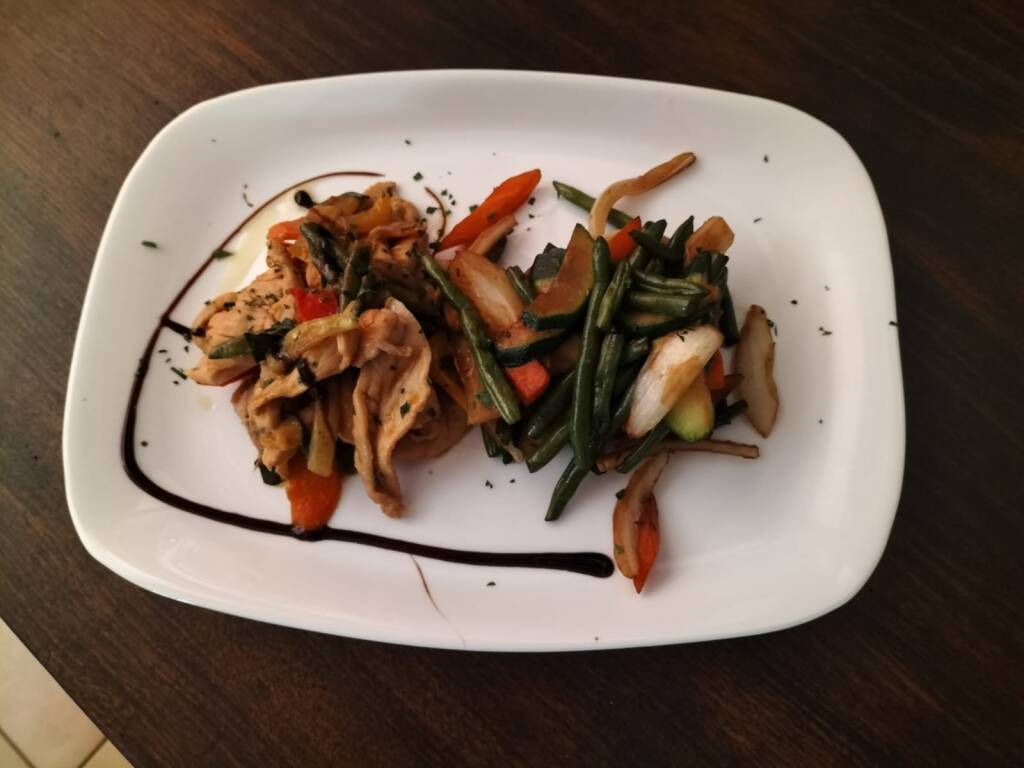 Cucina e verdure — Texas Bar Brenta, fotografia VareseNews