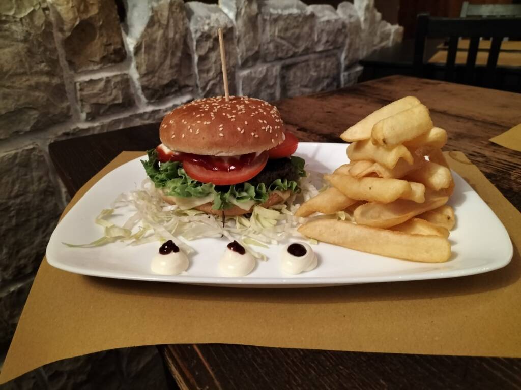Hamburger con patate al Texas Bar. Fotografia illustrativa della proposta del locale