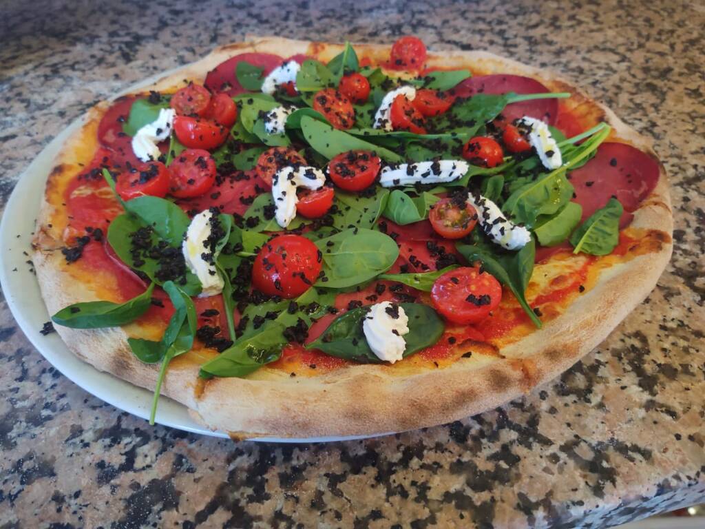 Una pizza, tanti colori — Texas Bar Brenta, fotografia VareseNews