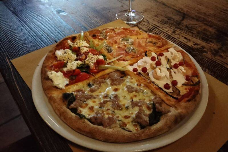 Pizza da condividere — Texas Bar Brenta, fotografia VareseNews
