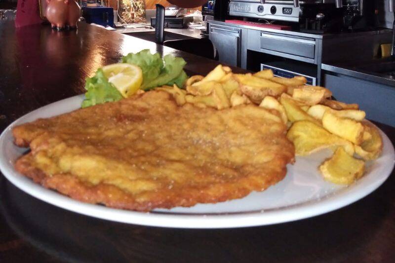Cotoletta XXL con patatine — Texas Bar Brenta, fotografia VareseNews