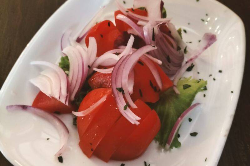 Pomodori e cipolla — Texas Bar Brenta, fotografia VareseNews